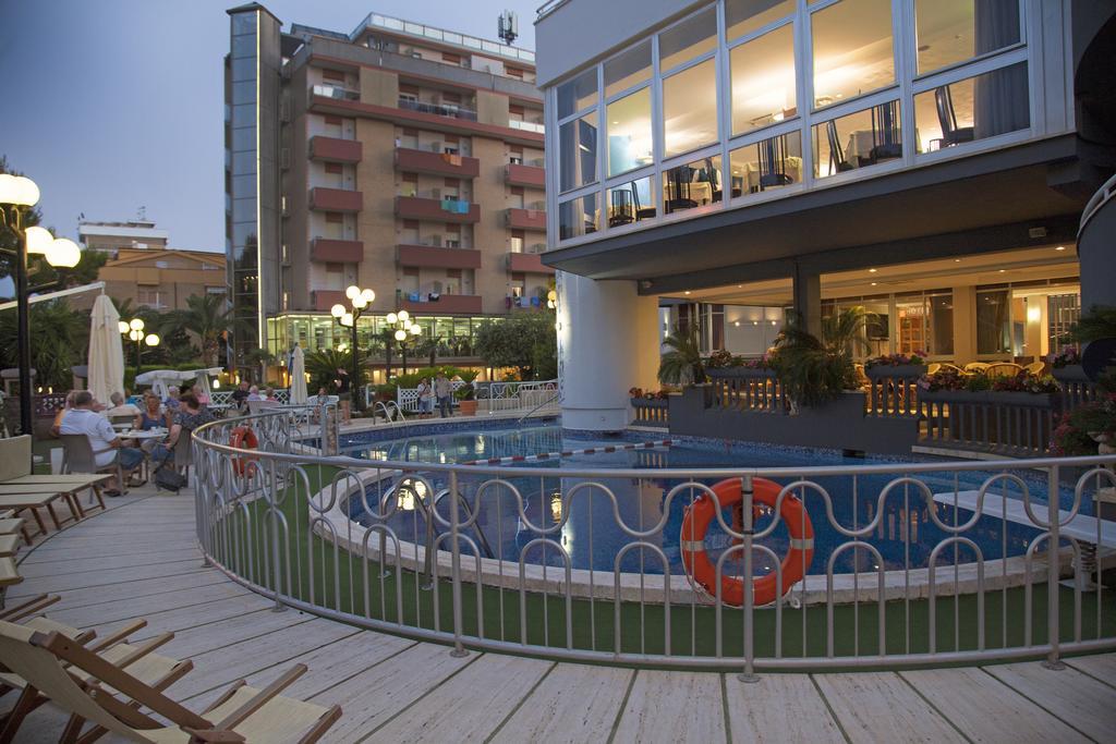 Hotel Meripol Alba Adriatica Ngoại thất bức ảnh