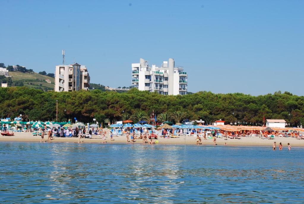 Hotel Meripol Alba Adriatica Ngoại thất bức ảnh
